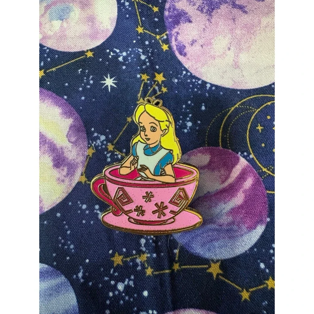 HKDL Hong Kong Disney Alice in Wonderland Mad Hatter Teacup Collectable Pin